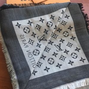 💯Authentic Louis Vuitton shawl denim black🌺